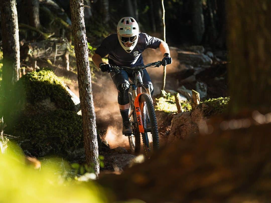 Smithさんのインスタグラム写真 - (SmithInstagram)「Last light in Squamish before heading back to Europe for the final 2 rounds of the World Series. Loving the new @smithoptics bone Mainline and Rhythm goggle. Perfect with our new race kits, which you will see shortly. 🦴🥋😎  📷 : @seebass3」8月24日 0時49分 - smithoptics