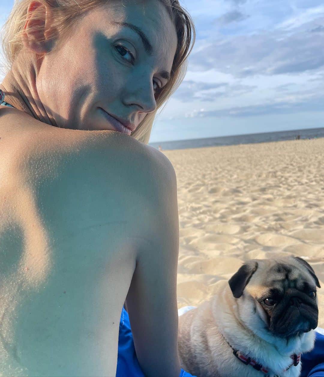 イガ・バウムガルトのインスタグラム：「I pomyśleć, że mogłam teraz kręcić się gdzieś na bieżni 🙆‍♀️ Doceniam jednak inne chwile i cudowny czas który dostałam zamiast biegania 💗 Trzymajcie kciuki za naszych w Budapeszcie, dzisiaj będzie działa się historia, a ja wracam do leżakowania 🫶🥰」