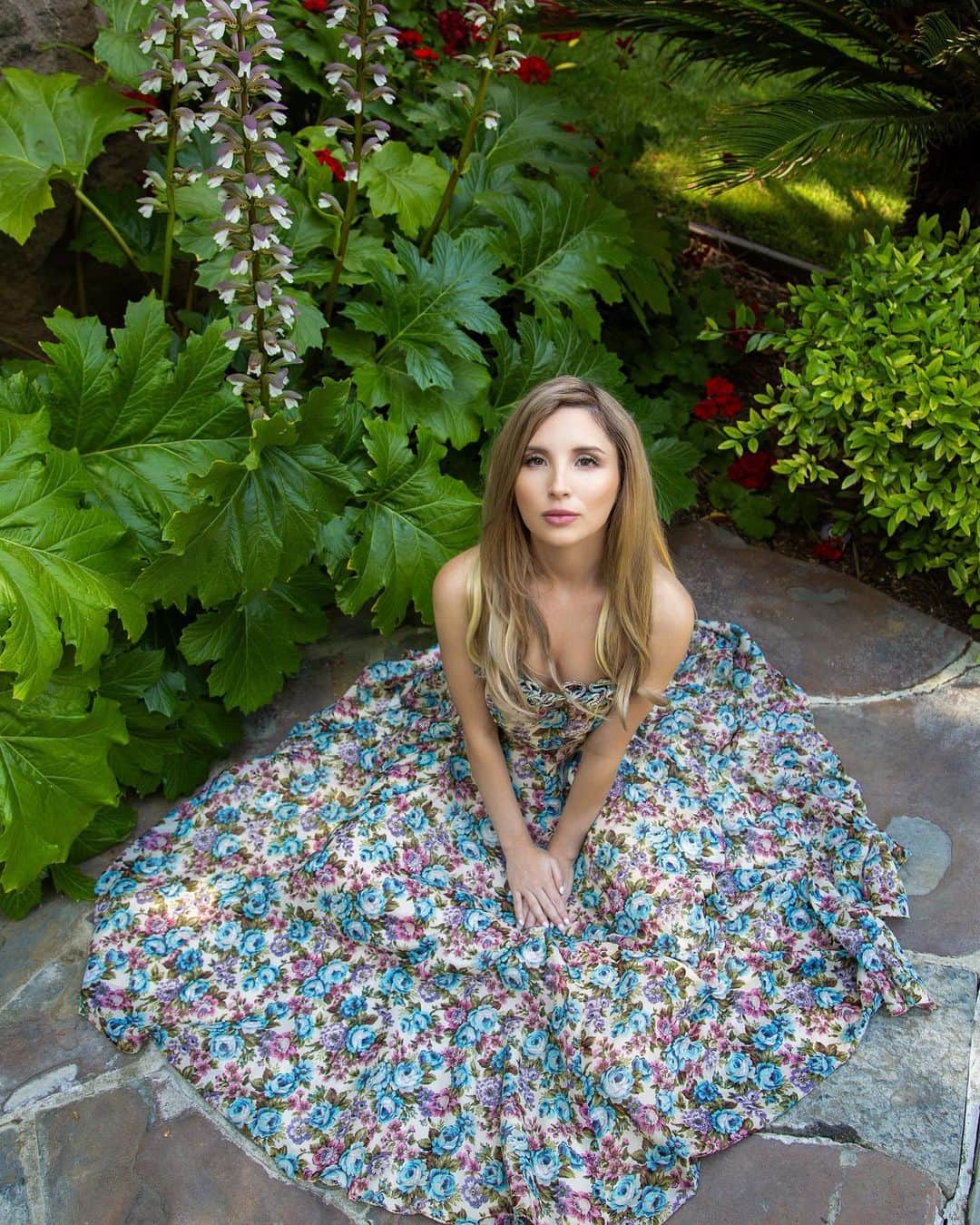 パイパー・ペリのインスタグラム：「“If you look the right way, you can see that the whole world is a garden.” - Frances Hodgson Burnett, The Secret Garden   💄: @maryzavaglia.beauty  📸: @brendononeal」