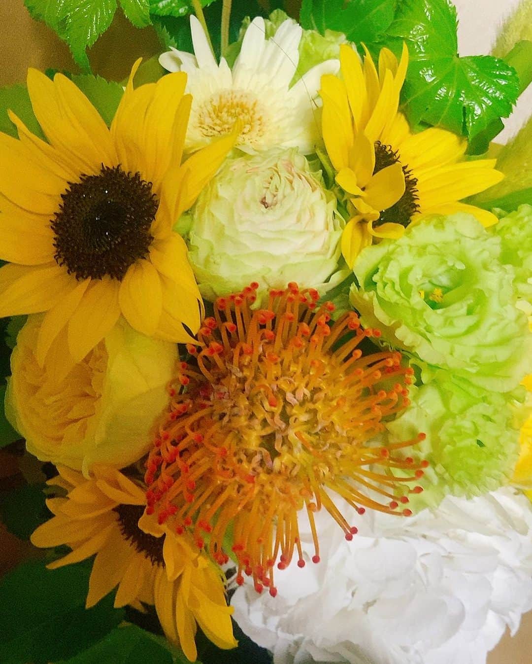 上田祥子さんのインスタグラム写真 - (上田祥子Instagram)「嬉し泣きしてしまった。素敵な皆さんと、何とも幸せなひと時でした。お祝いありがとうございます❤️感謝✨  #末永く宜しくお願いします #きれいなお花もありがとう」8月24日 0時46分 - uedasachikoinsta