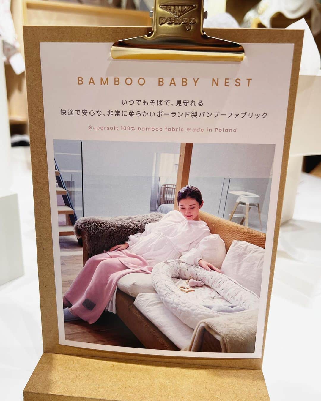 木野園子さんのインスタグラム写真 - (木野園子Instagram)「新宿伊勢丹でデートを❤️笑  デートと言っても食事は実際は食べさせるのに必死で、、私は隙を見て駆け込んで食べる、、、😹  今まであまり行ったことのなかったベビーやキッズのフロア６階で楽しみました✨  今回の目的はポーランドより初上陸するベビーグッズブランドのMAYLILYのPOP UPに🌈 @maylily_pl  @maylily.jp   産まれる前に知っていたら、と思うくらい可愛い可愛いベビーグッズがたくさん❕ ベビーカーシートやスリパーなど今からも使えそうなものも色々あって可愛い耳のついた大きめのタオルを選びました🐰  MAYLILY POP-UP at ISETAN 6F Re-Style Kids Center park 8.23(Wed) - 8/31(Thu)  景都ちゃんがモデルをしてるよ🤍」8月24日 0時52分 - kinosonoko