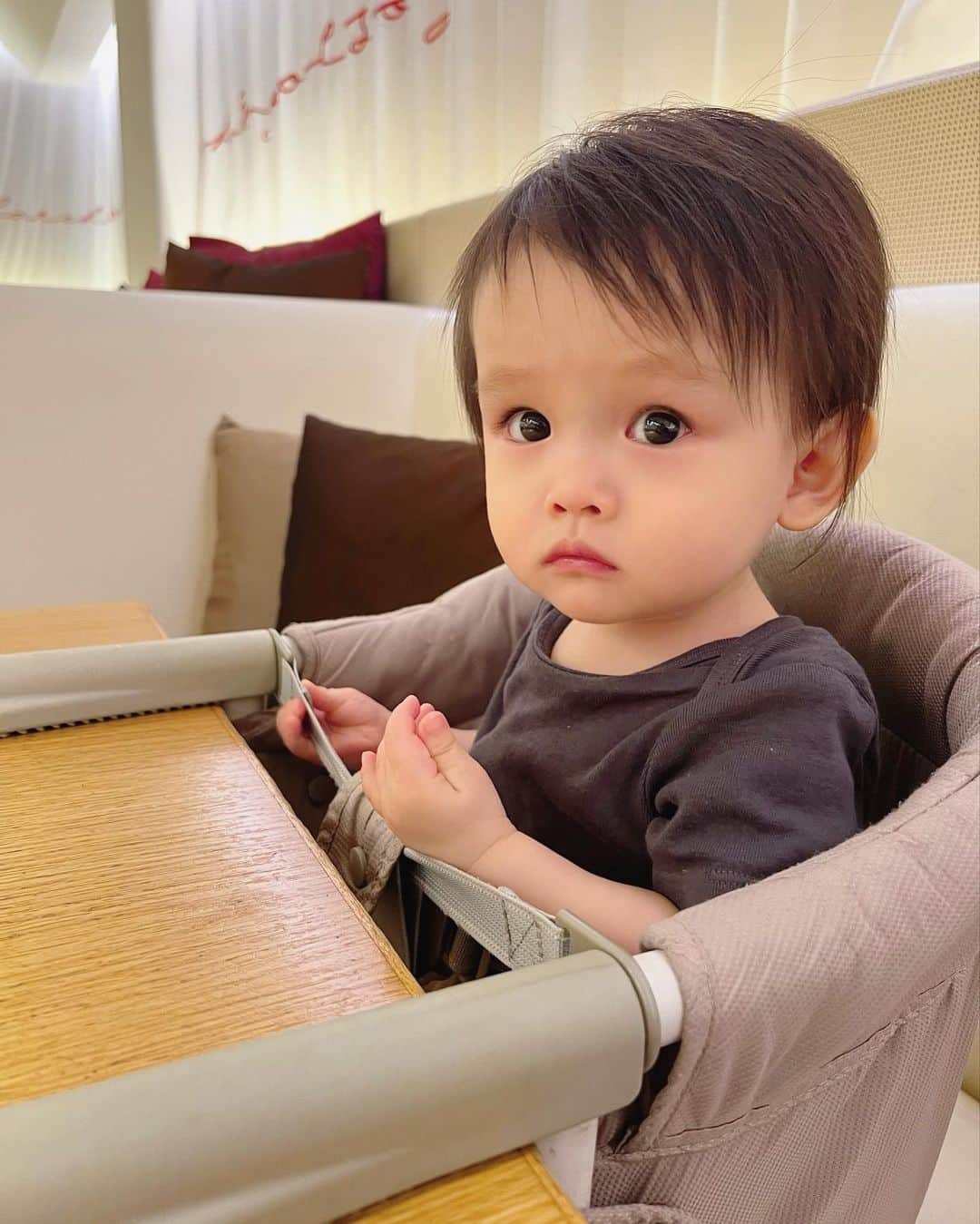 木野園子のインスタグラム：「新宿伊勢丹でデートを❤️笑  デートと言っても食事は実際は食べさせるのに必死で、、私は隙を見て駆け込んで食べる、、、😹  今まであまり行ったことのなかったベビーやキッズのフロア６階で楽しみました✨  今回の目的はポーランドより初上陸するベビーグッズブランドのMAYLILYのPOP UPに🌈 @maylily_pl  @maylily.jp   産まれる前に知っていたら、と思うくらい可愛い可愛いベビーグッズがたくさん❕ ベビーカーシートやスリパーなど今からも使えそうなものも色々あって可愛い耳のついた大きめのタオルを選びました🐰  MAYLILY POP-UP at ISETAN 6F Re-Style Kids Center park 8.23(Wed) - 8/31(Thu)  景都ちゃんがモデルをしてるよ🤍」
