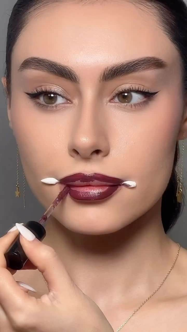 Makegirlzのインスタグラム：「هذي الحيلة بتسهل عليكم رسم الشفاه 🫡  This cotton bud hack may be the secret to perfect lipstick application 🫡  Credits @atosaaghakhani ❤️  بوتيكات #Boutiqaat #الكويت #السعودية #الامارات #عمان #البحرين #قطر #العراق#hack #makeuphack #makeup #contour #blusher」