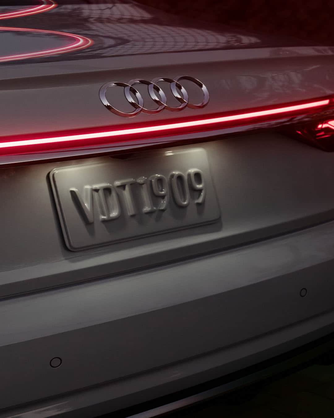 Audiさんのインスタグラム写真 - (AudiInstagram)「OLED taillights we can't help but look at twice. What is your favorite feature of the #AudiS8​?⁣ ⁣ #Audi #AudiS8⁣」8月24日 1時00分 - audi