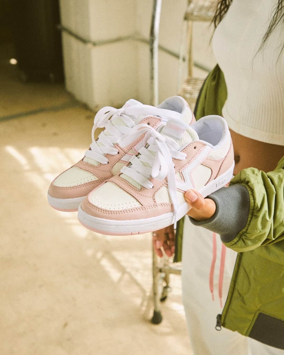vans girlsさんのインスタグラム写真 - (vans girlsInstagram)「An 80s favorite with modernized comfort: the Lowland CC New Varsity. Available in more colors at the link in bio.」8月24日 1時00分 - vansgirls