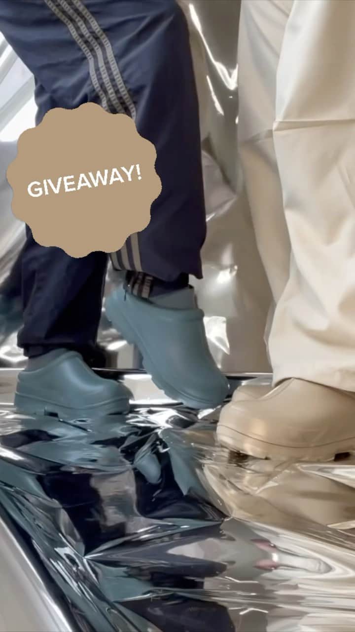 アグのインスタグラム：「[GIVEAWAY CLOSED] X marks the spot and our treasure is your new favorite UGG clogs!  9 lucky winners will have the chance to win one colorway of the Tasman X. Here’s how to enter:  ✨ Follow @UGG  ✨ Like this post  ✨ Comment #UGGmazing and tag who would be in your Tasman X squad on this post  #UGG #FeelsLikeUGG #Giveaway」