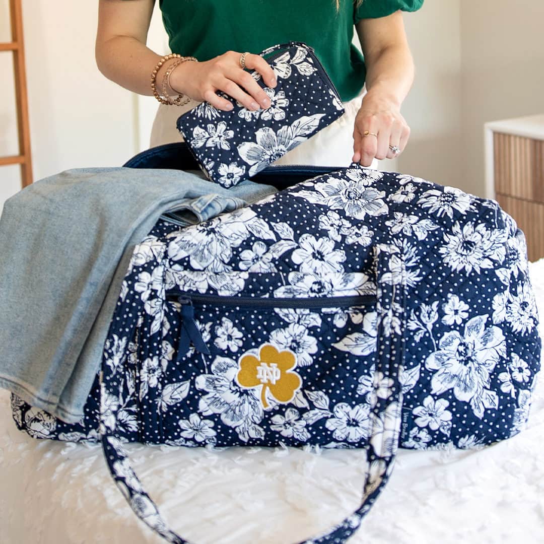 ヴェラブラッドリーのインスタグラム：「Celebrate your team spirit and tap to shop our Collegiate Collection! 🏈📣 📸: @two_scoops_of_style  #BackToSchool #VeraBradley #SchoolSpirit」