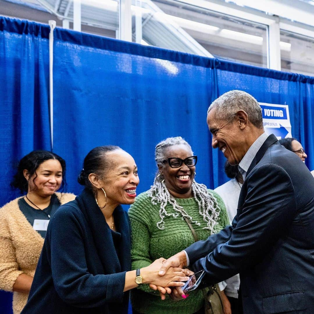 Barack Obamaのインスタグラム：「Poll workers help keep our democracy alive by making sure elections run smoothly and voters can safely exercise their right to vote.  This Poll Worker Recruitment Day, sign up to become a poll worker in your community at powerthepolls.org/aotl.」