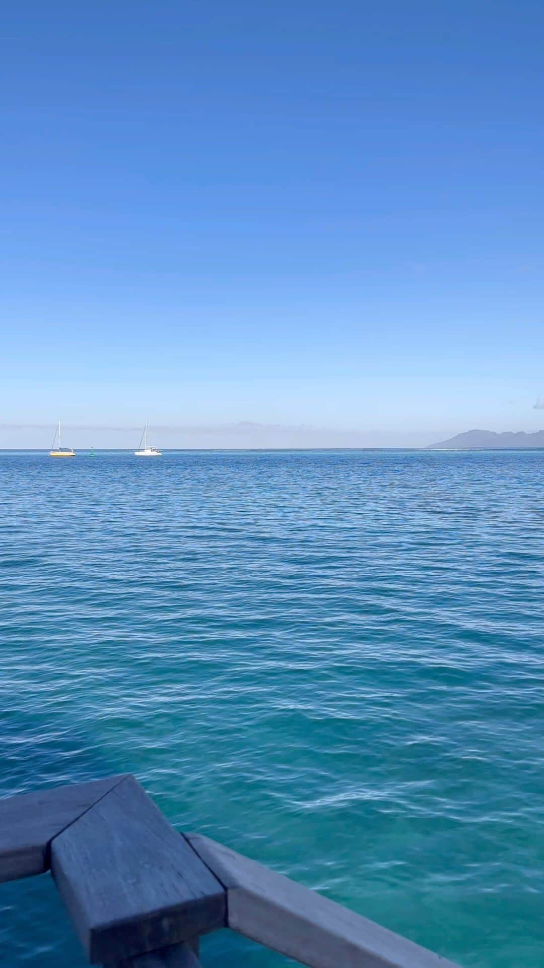ケビン・ハートのインスタグラム：「— waves of blue.. my favorite hue! 🌊☀️」