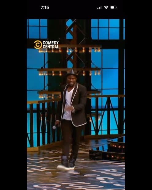 ケビン・ハートのインスタグラム：「Me & @usher are one & the same. How do we do it???? Identical if you ask me…. Am I the new king of pop???? 😂😂😂😂😂 #Throwback #LiveLoveLaugh」