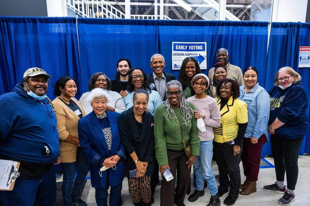 ミシェル・オバマのインスタグラム：「It’s Poll Worker Recruitment Day! By signing up to become a poll worker, you can help ensure that voters who cast their ballot in person have the best experience possible on Election Day.   Serving as a poll worker is an important, nonpartisan way to support our democracy. I hope you’ll sign up today at powerthepolls.org/whenweallvote.」