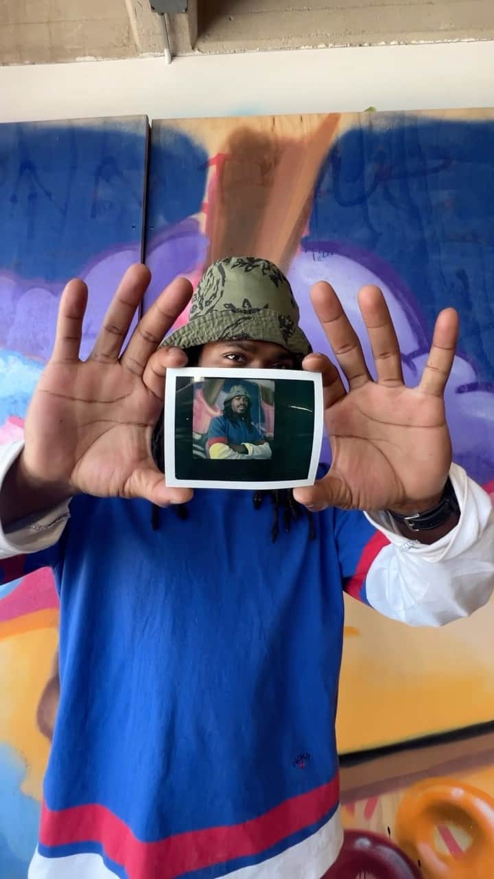 Stanceのインスタグラム：「Blue the Great x Stance. 🧦🎨  @bluethegreat is an LA-based artist whose colorful graffiti-inspired work and in-demand sneaker collaborations have quickly earned him international acclaim. ⁠ Blue has taken two shades of his own iconic “unFun” mummy wrap for a pair of all-new casual styles as well as an exclusive performance snow sock. ⁠ #stitcheddifferent #stancesocks」