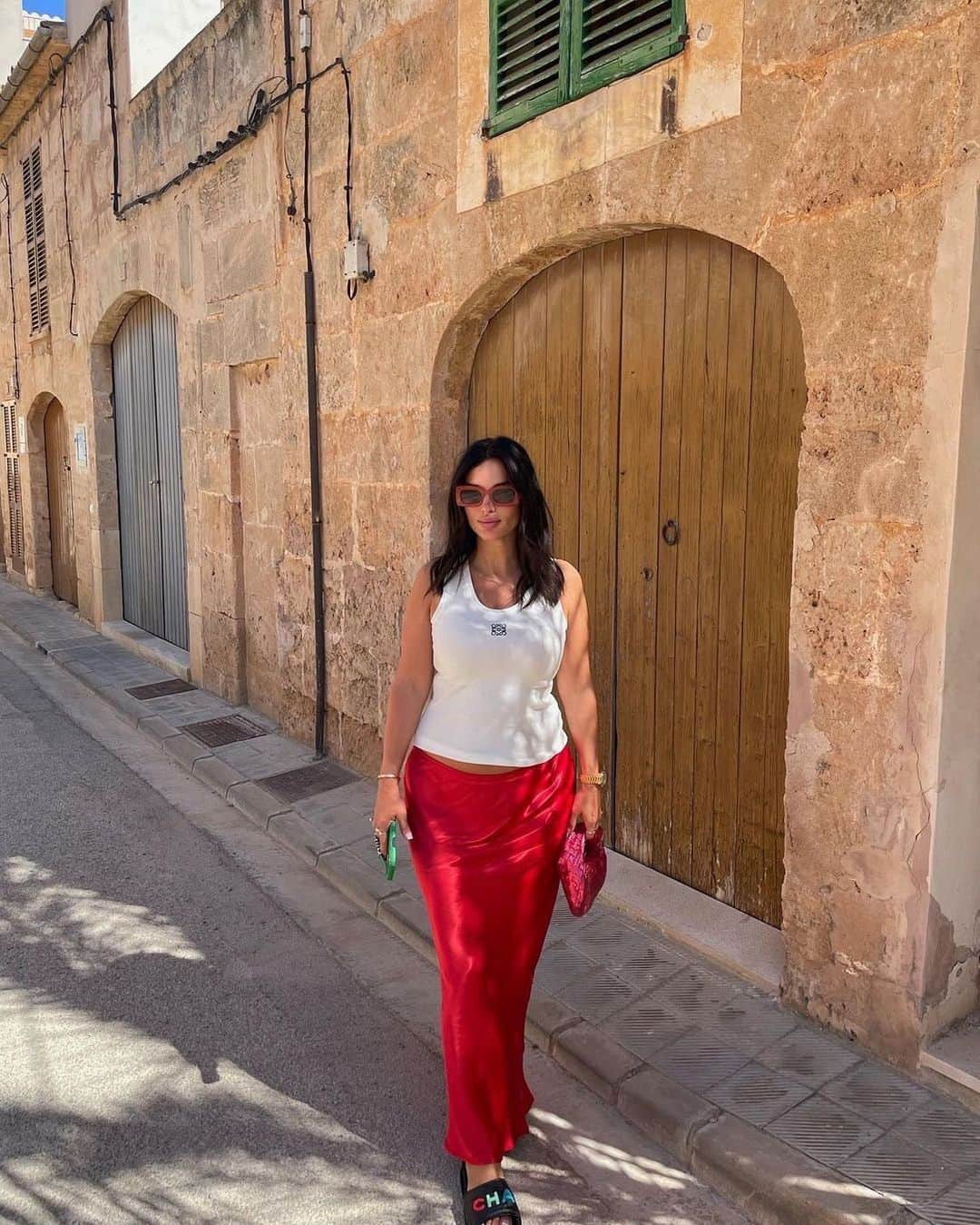 トップショップのインスタグラム：「Make all your other maxi skirts jealous.   @amyreddish wears the red satin maxi [131548834].」