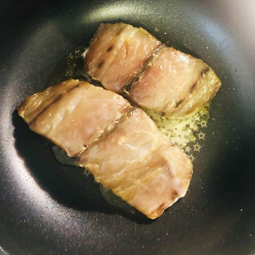 岡田育のインスタグラム：「🎣🥘🧑‍🍳 My friend caught NY local fish, house-cured and desiccated into Japanese style #himono , then I cooked them to Acqua Pazza. . 我ながら調理中および食事中の写真撮るのが下手すぎだが今夏はご近所の唐木さんから頂戴した干物でアクアパッツァばかり作っていた。一部スーパーで買った別の魚も混ざってるけどやはり干物がダントツで美味い。見た目の数億倍は美味い。本当はグリルしたいけど我が家には換気扇が無いのよ。換気扇が無いって何。ちなみに網戸も無い。」