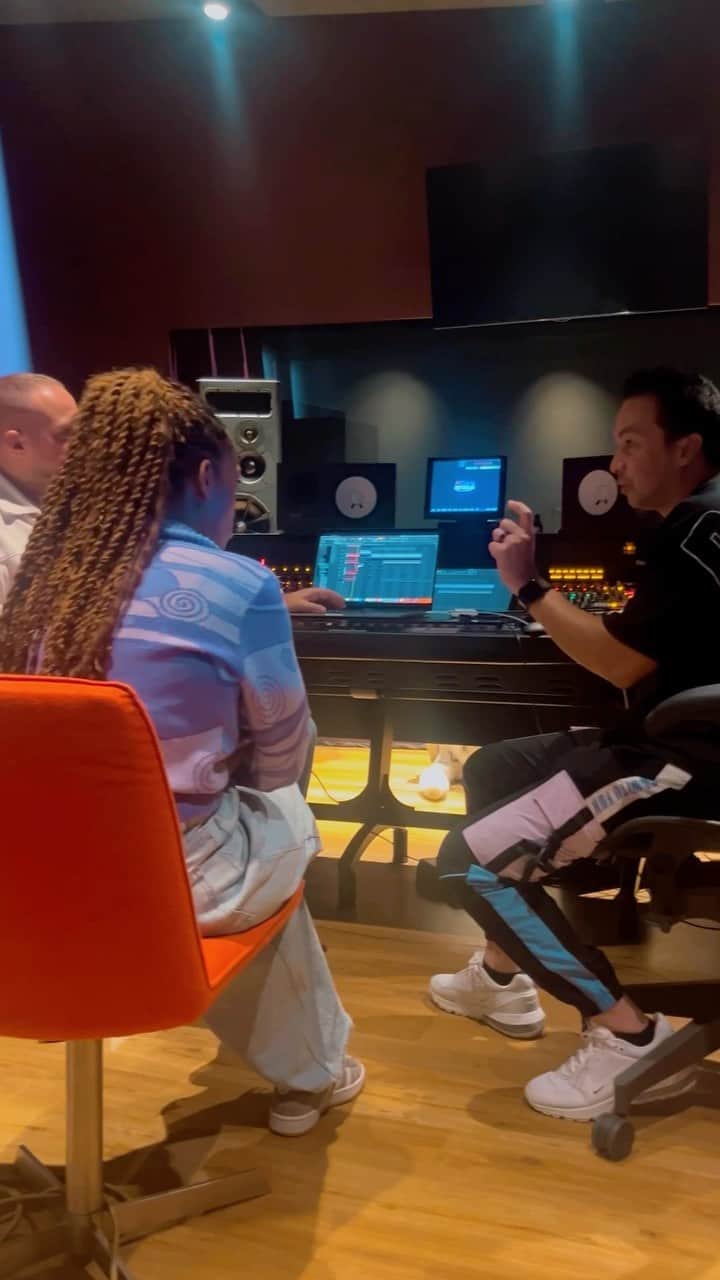 レイドバック・ルークのインスタグラム：「That wraps up 3 days of writing camp! ✍🏽 I’m so grateful for the people who have joined me in creating some new magic and who inspired me for the next phase in my career 🔥」