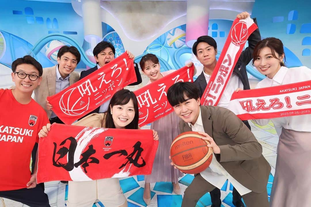 山﨑誠のインスタグラム：「🏀 いつもは週前半の担当ですが、少しだけ木曜ZIP!に。久しぶりに畑下とも並んできました！  そして、福さんのこれまでのアカツキスローの軌跡、今日の成功、感動でした！😂  #鈴木福 #森圭介 #上田P #水卜麻美 #畑下由佳 #平松修造 #杉原凜 #北脇太基 #林田美学」