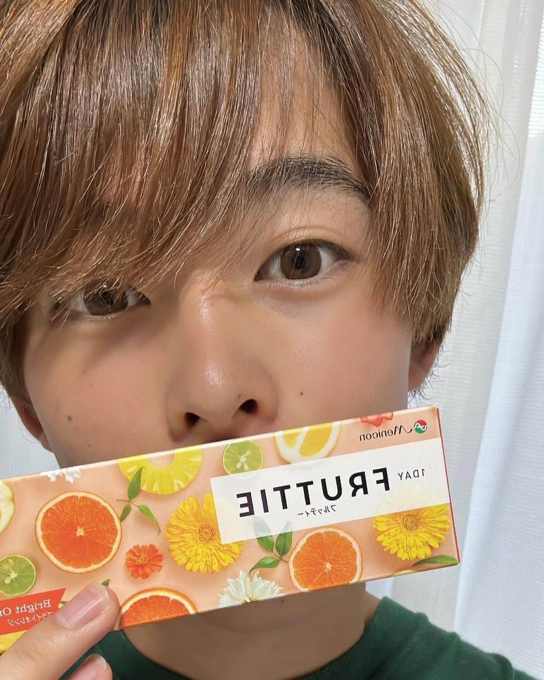 のインスタグラム：「フルーツみたいにきゅるきゅるでナチュラルやのに印象的な目ん玉になれるカラコン👀  俺の目まじで紫外線に弱いんやけどこれUVカット付きで神です✌️  ぜひ気になった方はチェックしてみてねー🙂  #pr #ブライトオレンジ #FRUTTIE #フルッティー #カラコン  #カラコンレポ」