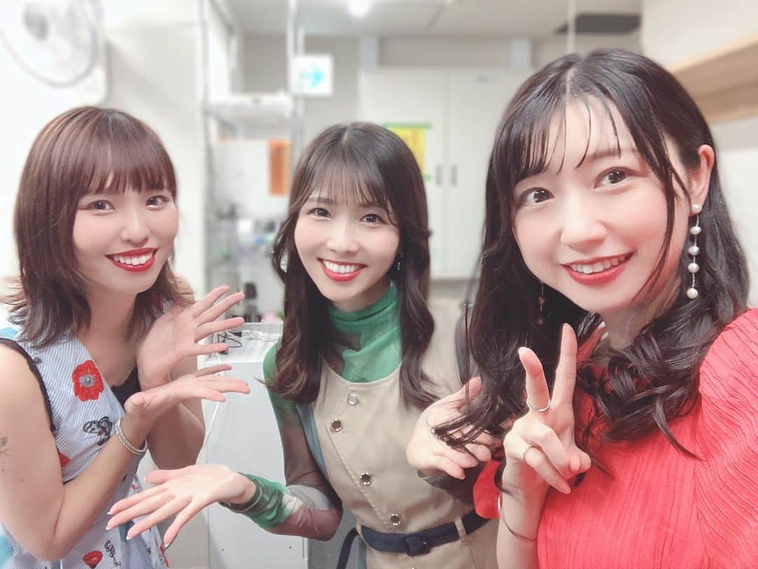 のインスタグラム：「昨日は りっちゃフレンズ in スペードボックス👩‍👧‍👧✨  平日の中、駆けつけてくれた皆さん、 配信で応援してくれた皆さん、 本当にありがとうございました〜❣️🥳  久しぶりの長めステージ😳✨  まだまだな私だけど、以前より出来るようになった事もあったり 実りあるライブとなりました🥹💕  コラボも最高ッ😍😍😍  りっちゃがメドレーすべて🎹伴奏してくれて、ハモリまで！流石！嬉しかったです🥹✨  曲順「Door」→「大丈夫」→「wake up」 歌詞的に 寄り添い→励まし→背中押す！ みたいな！ちょうど良い流れだったよね〜🤭✨  今をときめくお2人とご一緒できてレアでした💕 りっちゃ @hirano_risa も はせまいちゃん @hasemai21 も心打たれるライブで凄かった👏👏👏✨✨✨  1ヶ月後、9/23は、りっちゃこと 平野里沙ちゃんのスペードボックスワンマン！ めちゃめちゃ素敵なワンマンになると確信🥳応援してます〜❣️🫶  私も、もっと歌も精神も磨いていかなきゃ〜✊✨  🤍セットリスト🤍 VISION〜未来〜 情熱 君がいたから CLOSE TO ME HAYABUSA BLACK＆WHITE LOVE SONG  ♠️スペードボックス @spadebox_heartland の（旧ハートランドの頃から15年以上お世話になっている）さかいさんより、リハを終えて一言  「今日は「夏目樹里ベスト」だね〜😏」  長年、たっっくさんのアーティストがいるのに、ひとりひとりの事を把握し覚えて頂けてるのって、感激ですよね…🥹  スペードボックス＆ハートランドのスタッフさんはベテラン凄腕揃いで、社長はじめ皆さん愛に溢れた方々✨  だから、行くのも楽しみだし、終わった後もLIVEの感触や現況話を聞いてもらえたりで、凄く前向きな気持ちで帰宅につけます🥰  そんなライブハウスに出会えた事にも感謝だなぁ😂  TMI…（Too Much Infomation） 本日MYマイク初使用😍🎤  見分けが付くように、不器用ながらもラインストーンで目印にしたよ★✨ᐠ( ᐛ )ᐟｷﾗｷﾗ  でもマイクスタンドに引っかかったから、少し貼り直さなきゃ！🤣笑」