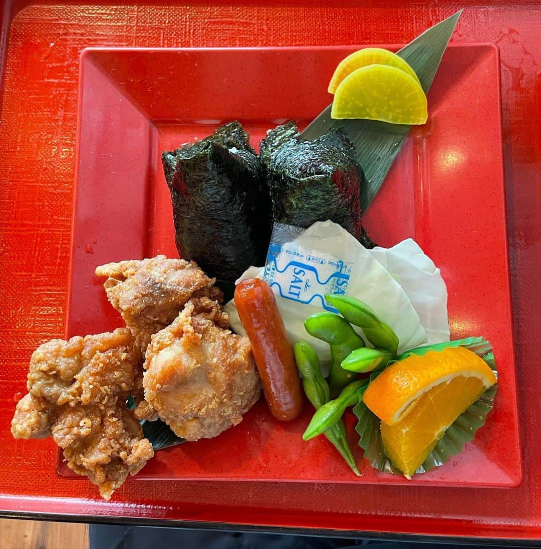 和田美枝のインスタグラム：「ぬくぬくはまた違う♨︎  店舗で食べれる幸せ🍙🤍  #広島 #広島グルメ #むすびのむさし #若鶏むすび弁当 #絶妙な #おかずのレパートリー」