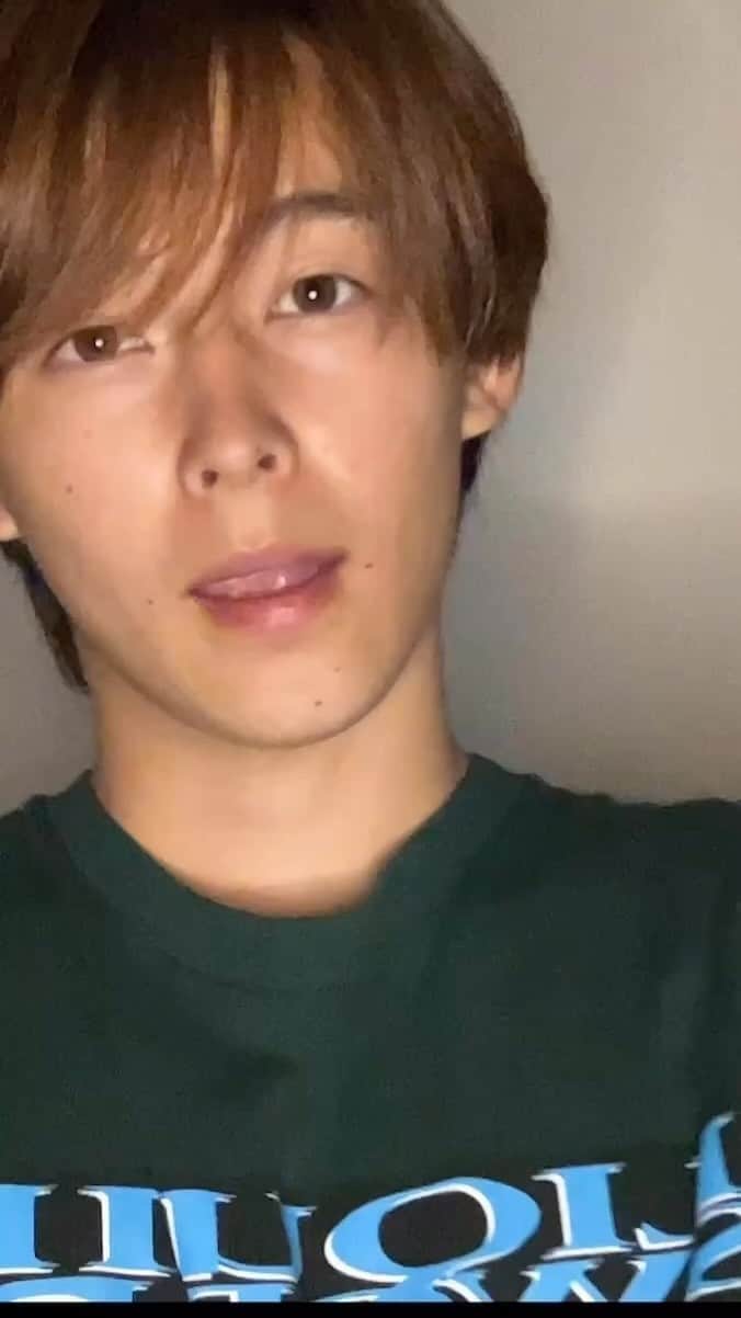 のインスタグラム：「フルーツみたいにきゅるきゅるでナチュラルやのに印象的な目ん玉になれるカラコン👀  俺の目まじで紫外線に弱いんやけどこれUVカット付きで神です✌️  ぜひ気になった方はチェックしてみてねー🙂  #pr #ブライトオレンジ #FRUTTIE #フルッティー #カラコン  #カラコンレポ」