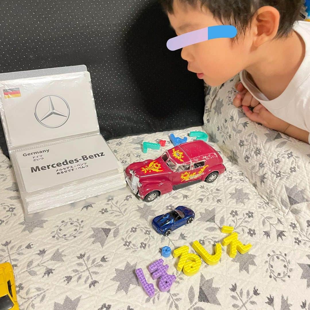 馬渕史香のインスタグラム：「ひらがなパズルで車のメーカー・車種名を作る息子🚗 　 　 最近はカタカナに興味が出てきてるから似たようなのでカタカナのやつ探してるんだけどないんだよなぁ🥺 　 　 #あしざわ家 #令和2年生まれ #5月生まれ #男の子 #boy #2020boy #男の子ママ  #ずぼら主婦」