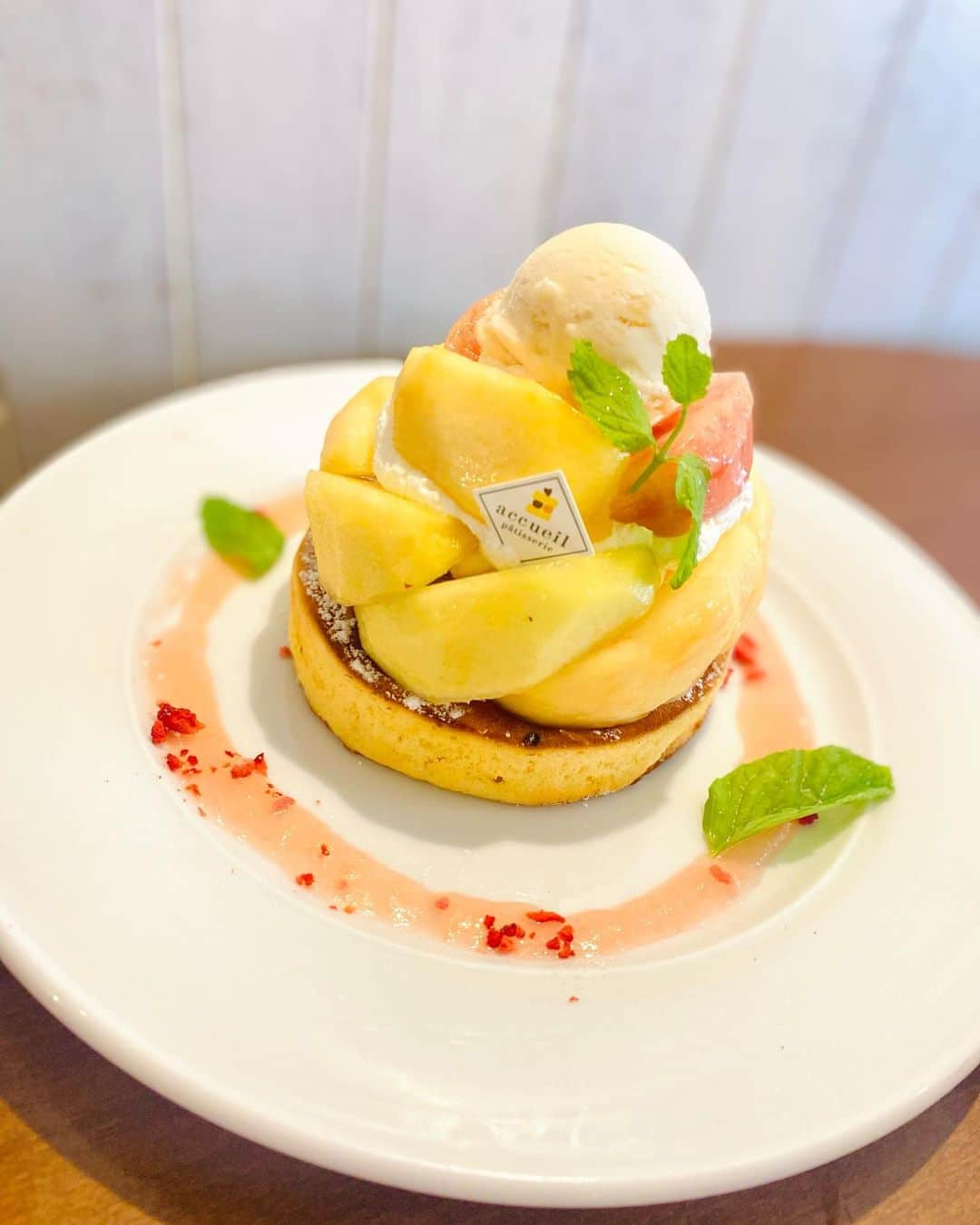 菜那くららのインスタグラム：「🥞🍑✨  桃のパンケーキ🧡  ぱくっ🥞🍴  おいっしー😋❤️  #久しぶりの #パンケーキ #私達の青春 の味 @chahoroo93 と休演日によく行った懐かしのお店 @accueil_ebisu_official  2人で写真撮るの忘れたね😳💦  #桃のパンケーキ」