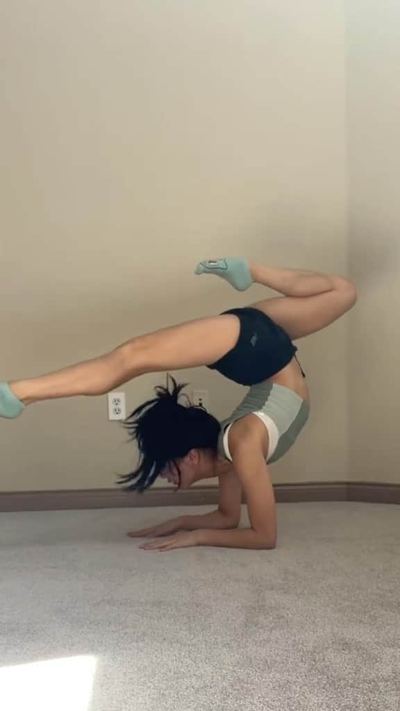 篠原枝令菜のインスタグラム：「Elbow stands are so fun 🥰 #flexibility #rhythmicgymnastics #split」