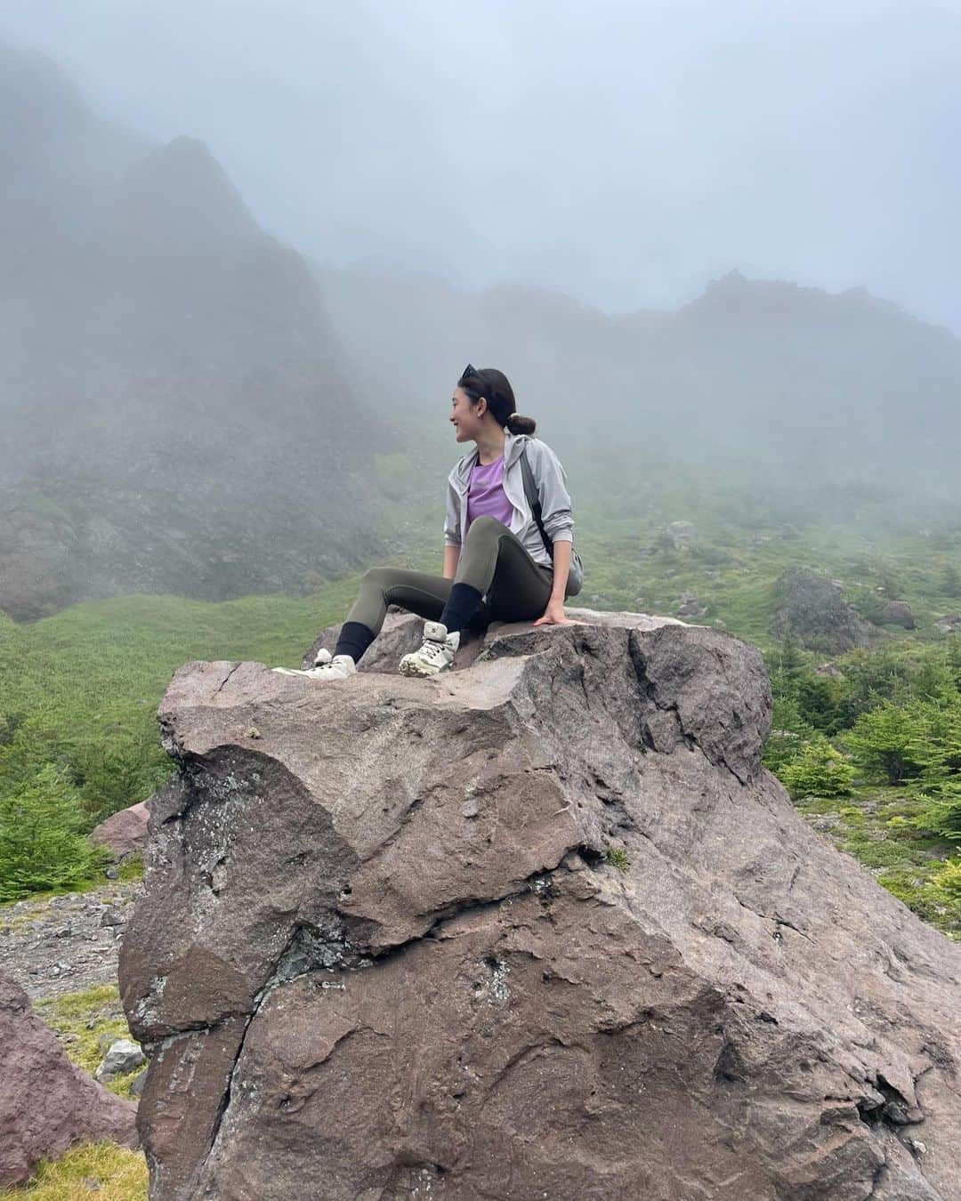 椎名美月のインスタグラム：「・ 浅間山外輪山コース⛰️ 標高2400mで、雷鳴るし大雨だし超悪天候な登山。 下山途中の山小屋で全身ずぶ濡れ、冷え切った身体を少し温めて休憩してから下山し浅間山荘天狗温泉で芯から温めました♨️ かなり過酷で怖かったけれど、 雨で全部洗い流され浄化された気分。 生憎浅間山は見れずでしたが降りてから見た浅間山と綺麗な夕焼けを焼き付けて東京へ戻りました☺︎  これまた良い思い出になった！！！」