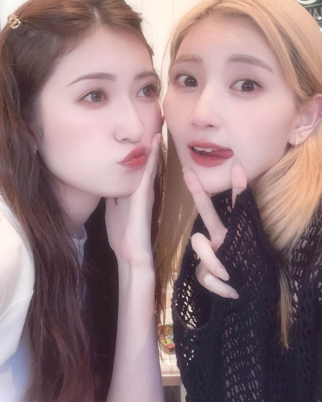 吉田朱里のインスタグラム：「昨日オフやったから 大好きな人に会いに行ってきた🥰 りかちゃん髪明るいの可愛い . #あかりか #喋りすぎて今日声かすかす #安定感」