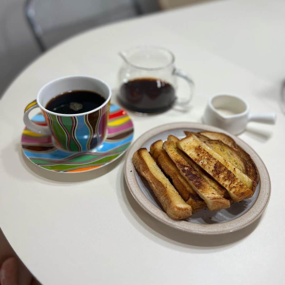 ナム・ボラのインスタグラム：「간단한 오늘의 아침💖  오전에 일 끝내고 간단하게 아침식사!  교회 아프리카 단기 선교팀이 선물해준 예가체프 커피🖤 향이 엄청 진해서 커피 넣어둔 서랍을 열면 커피향이 주방 가득 파악 퍼져요!! 아프리카 직배송 커피는 다르네👍  풍미 가득 커피 내려주고 식빵은 버터 많이! 버터에 절이듯 구워주면 오늘 아침 완성❣️  간단하지만 너무 맛있다 매우 만족😊💕」