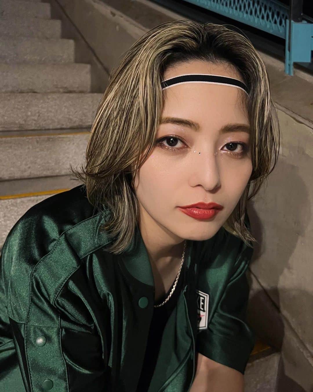 Licaxxxのインスタグラム：「出番10分前の過ごし方です笑 フロアで踊って着替えて準備して、直前も楽しそ☺️  ヘアメイクは @kogure_tomohiro 🪩✨一緒にキラキラの試行錯誤めちゃした、いつも現場ありがと〜！  ちなみにカラーとカット自体変わってるの気づきました💇‍♀️？もう何年お世話になってるの @soucuts 内田さんに、前日にめっちゃ相談して仕上げてもらいました笑」
