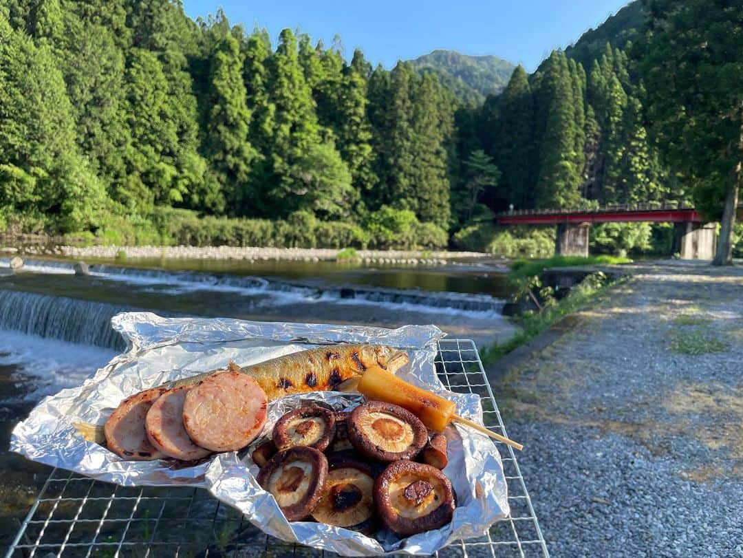 ANAさんのインスタグラム写真 - (ANAInstagram)「日本を旅しよう✈️ 豊かな自然と踊りのまち、岐阜県郡上市の魅力をお届けします🏞  📍レトロな町並みが広がる郡上八幡✨ 丸石で水の流れや渦を表現した郡上八幡の観光スポット「やなか水のこみち」。 郡上八幡の市街地には水路が多く整備されており、趣のある古い町並みを涼しみながら散策することができます。  📍郡上八幡の夏の風物詩「郡上おどり」は、毎年7月下旬〜9月上旬のおよそ1ヶ月にわたって開催される日本一ロングランの盆踊りです！2023年郡上おどりは9/9まで開催されています💫  📍緑豊かな山々と川に囲まれた和良エリア⛺ 自然を活かした食材や体験が豊富なため、キャンプやBBQ等のアウトドアに最適！和良産のシイタケは肉厚なのに旨味や香りが強く、とっても美味😋！  📍岐阜グランドホテルをご紹介☺️ 歴史の舞台「金華山・岐阜城」、鵜飼で有名な「清流 長良川」、その前に建つシティ＆リゾートホテルです✨ ホテルの中には洋食・中華・和食3か所のレストランがあり、他にもロビーラウンジ・炉端コーナー・バーもあります🍽🍹 本館12階にある「展望レストラン キャッスル」からは、最高の眺めを堪能できます🤩 @gifugrandhotel 航空券付きプランはこちら✈ https://ana.ms/45zpoSh ホテルのご予約はこちら🏨✨ https://ana.ms/3shgiLM 👉9月30日までの特典プレゼント実施中！フロントで「ANAの公式SNS見たよ」と、Facebookの画面、もしくはInstagramの画面を見せながら申告してください🛀😌  詳しくは「世界の支店から、こんにちは！」をご覧ください🤗 https://ana.ms/3OLjjLO  #allnipponairways #ana #airplane #airport #japantrip #trip #飛行機 #travel #日本を旅しよう #旅行 #visitjapan #visit #旅行 #岐阜グランドホテル #岐阜 #岐阜旅行 #gifu #長良 #長良川温泉  #郡上 #郡上八幡」8月26日 8時50分 - ana.japan