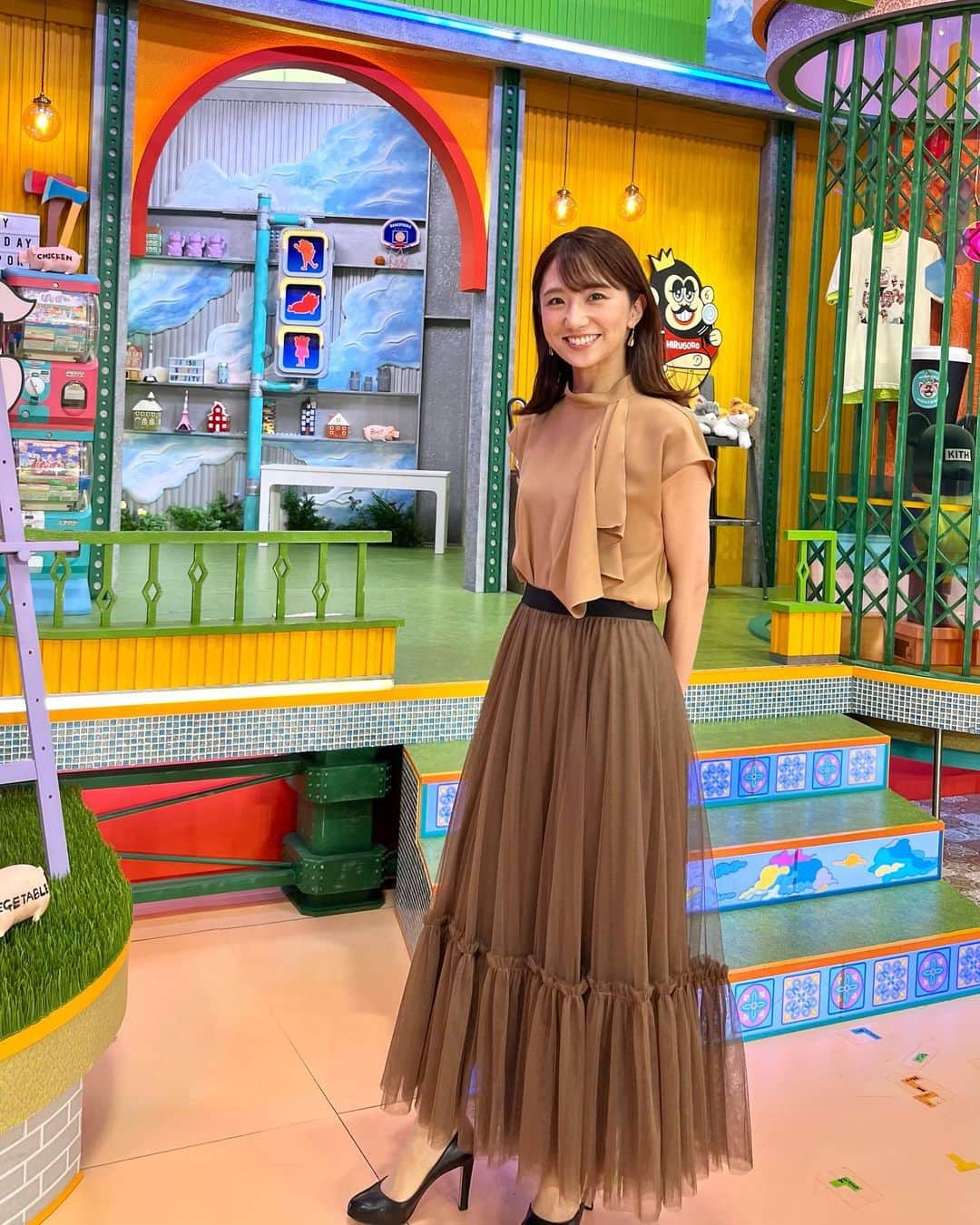 のインスタグラム：「まもなく生放送！！ 今日もよろしくお願いします💛🤎 衣装が秋めいてきました🍂  まだまだ暑いので、 しっかり暑さ対策はしましょうね🧊⛱️  #ぽかぽか #衣装 #ブラウンコーデ」