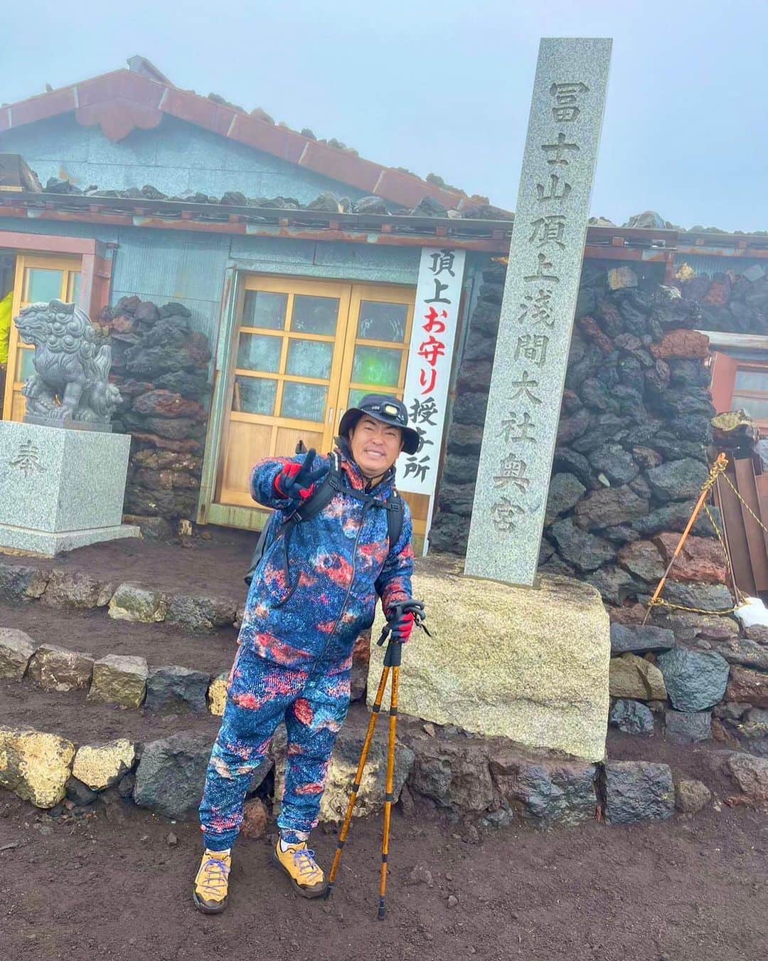 GO!皆川さんのインスタグラム写真 - (GO!皆川Instagram)「富士山の山頂へ無事到着。無事下山することが出来ました。  何度も諦めましたし、◯ぬかと思うくらい苦しかったですが、足を少しでも前に動かし続けたら着きました🗻  しんどいし、ずっと地獄だし、二度と行きませんがwww登ってよかったです。  富士山パワーご馳走様です🗻」8月24日 11時32分 - go_minagawa