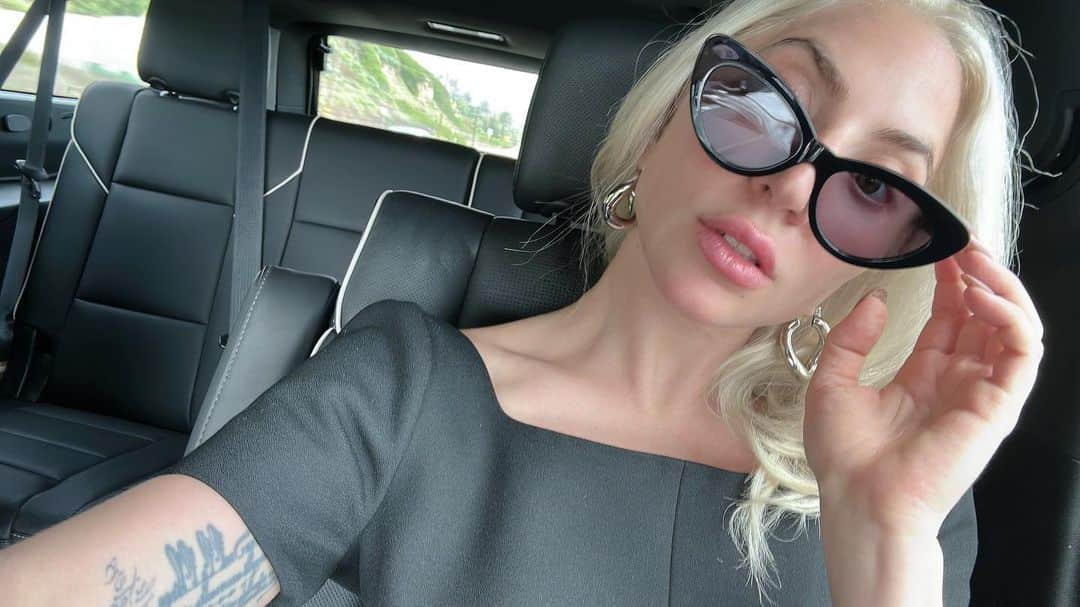 レディー・ガガさんのインスタグラム写真 - (レディー・ガガInstagram)「Before rehearsal…..😎」8月24日 11時40分 - ladygaga