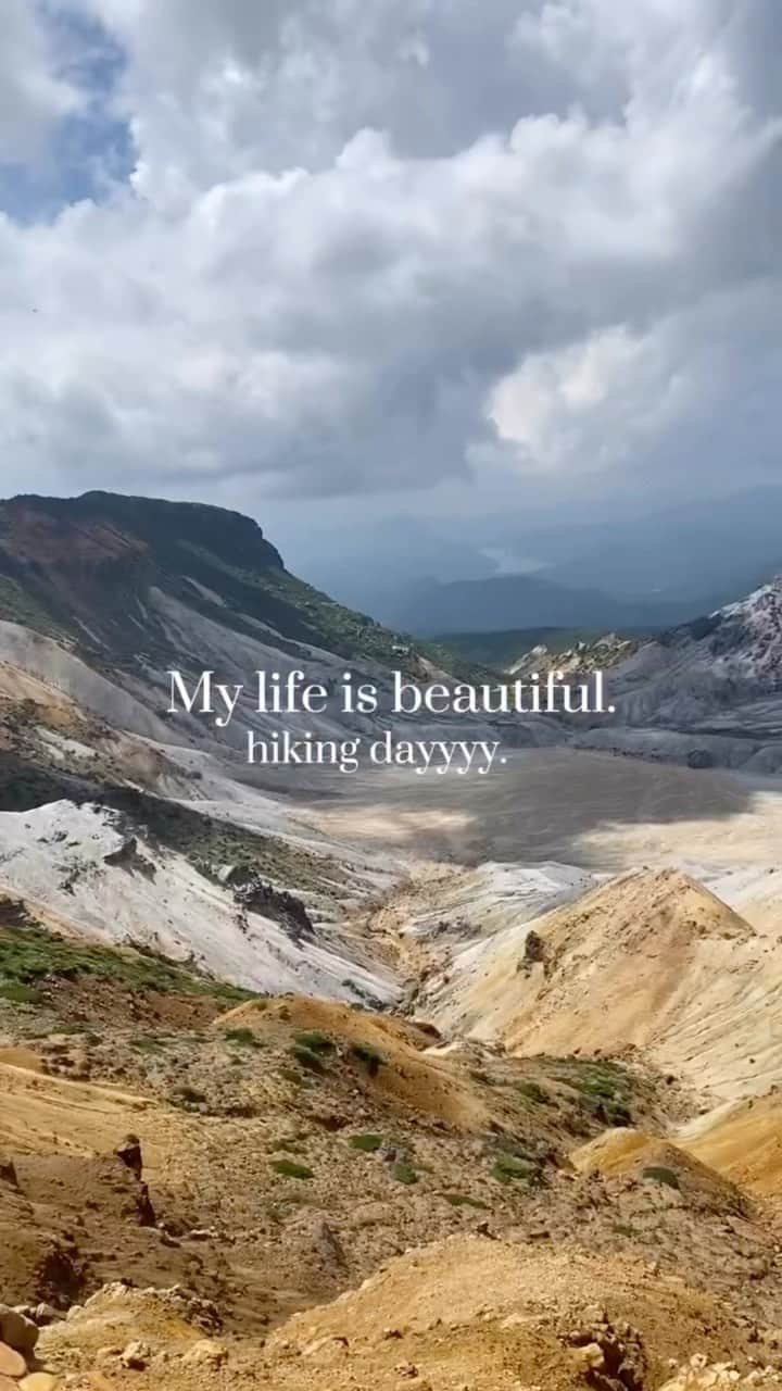 廣瀬なつきのインスタグラム：「⁡ Nature museum 安達太良山1700m⛰️ ⁡ 朝3:30起き。 朝4:00出発。 登山開始1分で、もう無理だと思ったけど頂上まで登り切ったよ!!こんなにすんごーい景色を見れるなら、険しい道のりもまた乗り越えれると思ったので、また登山する宣言🥾一人じゃ無理だけど、みんながいたから登りきれた！　  I got up at 3:30 in the morning. Departure at 4:00 in the morning. I thought it was impossible to climb the mountain in one minute, but I could reach the top!! I thought that if I could see such a wonderful view, I would be able to overcome the steep road again.🥾I can't climb it by myself, but I could climb it because everyone was there!  #チームワーク」