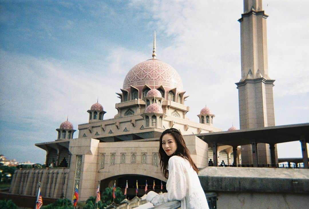 齋藤冬優花のインスタグラム：「「Japan Expo Malaysia 2023」に櫻坂46が出演させていただきました🇲🇾✨現地のBuddiesのお顔を沢山見ることができてとても嬉しかったです。遠くからいつも応援ありがとうございます☺️また絶対会いましょう!!#japanexpomalaysia #櫻坂46 #malaysia #kualalumpur #putramosque #pinkmosque」