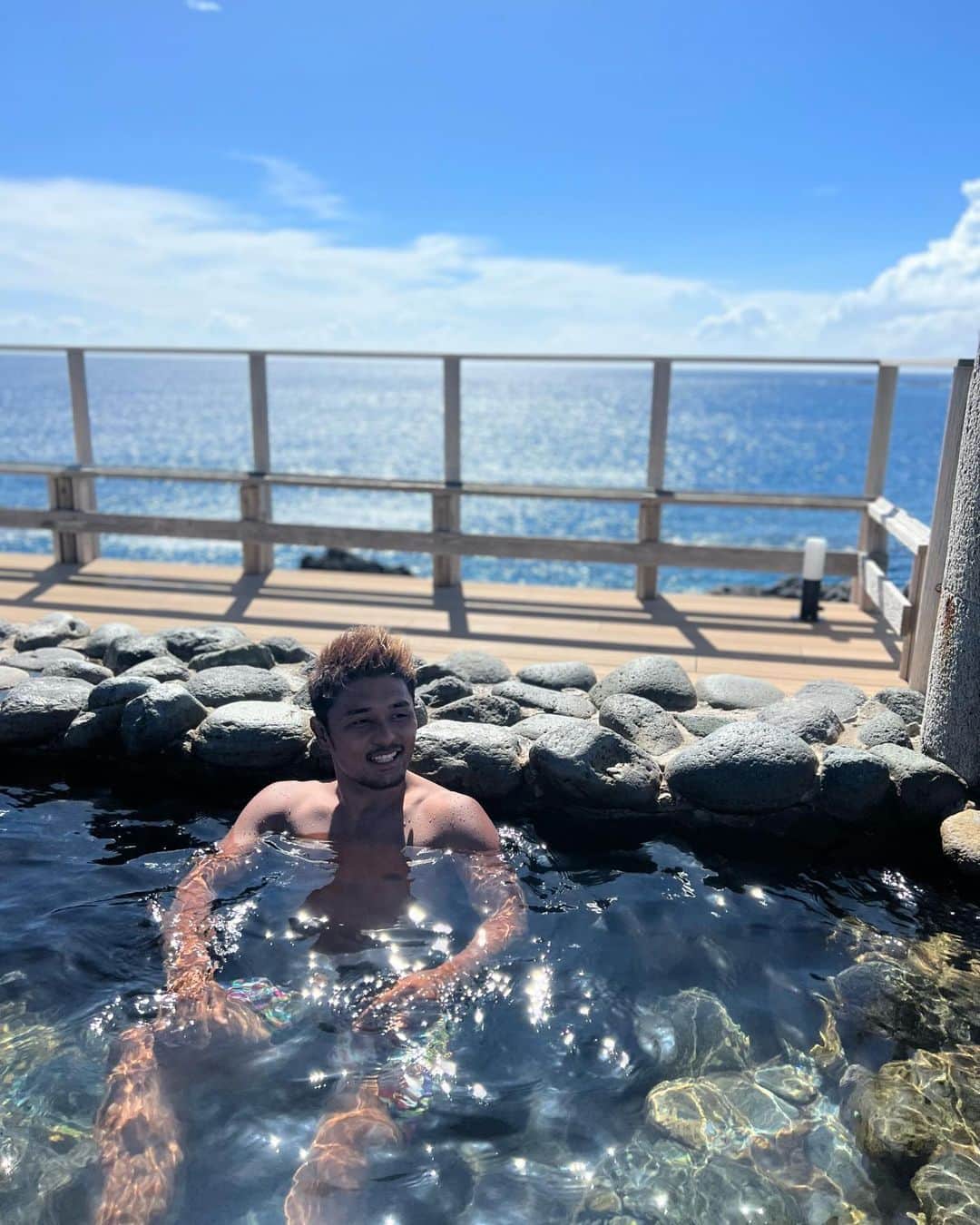 大沢文也さんのインスタグラム写真 - (大沢文也Instagram)「無人の露天風呂♨️ 最高です(^O^)  俺の夏休みは長いです（笑）  #新島 #露天風呂 #大自然」8月24日 11時46分 - fumifumi_k1