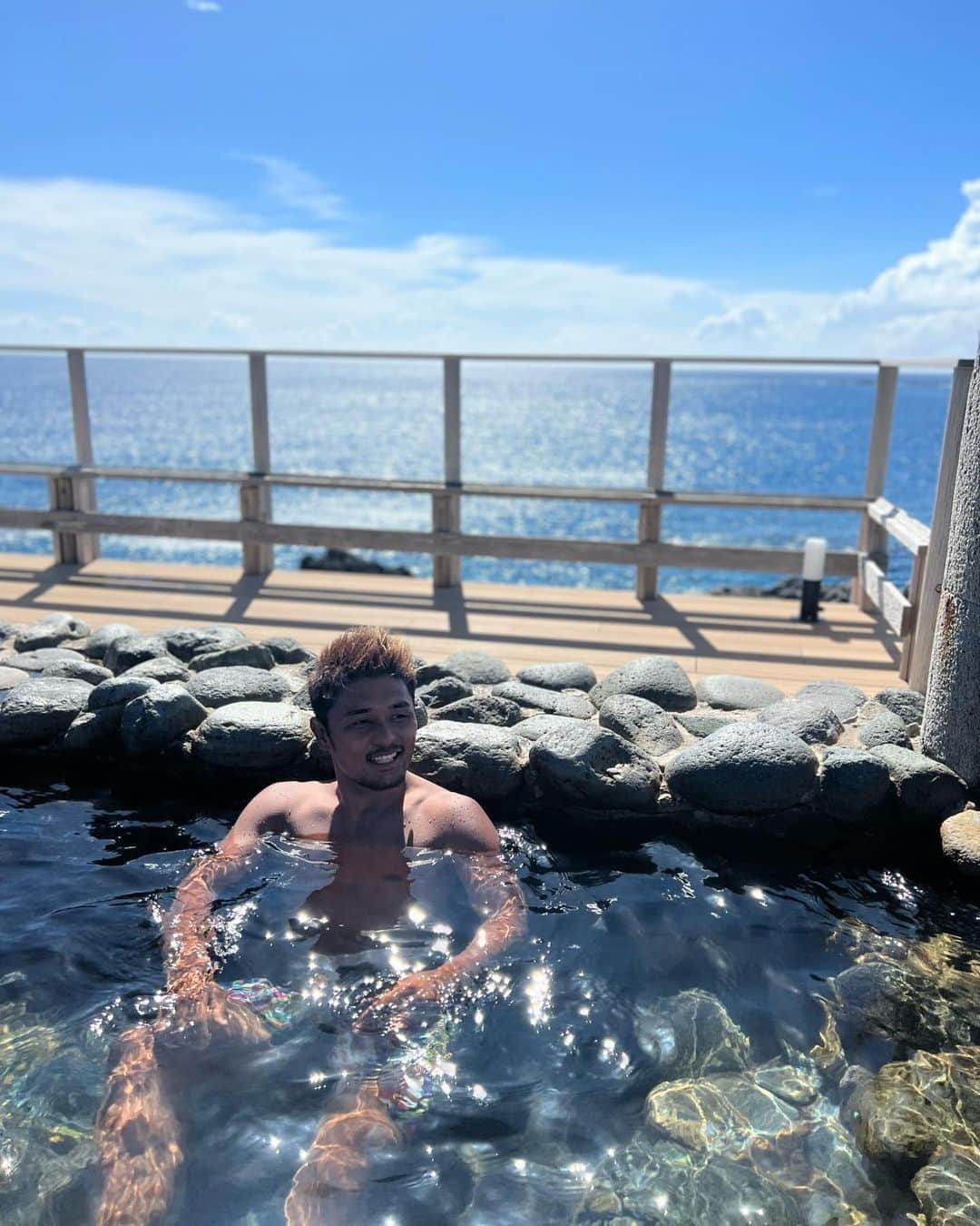 大沢文也のインスタグラム：「無人の露天風呂♨️ 最高です(^O^)  俺の夏休みは長いです（笑）  #新島 #露天風呂 #大自然」