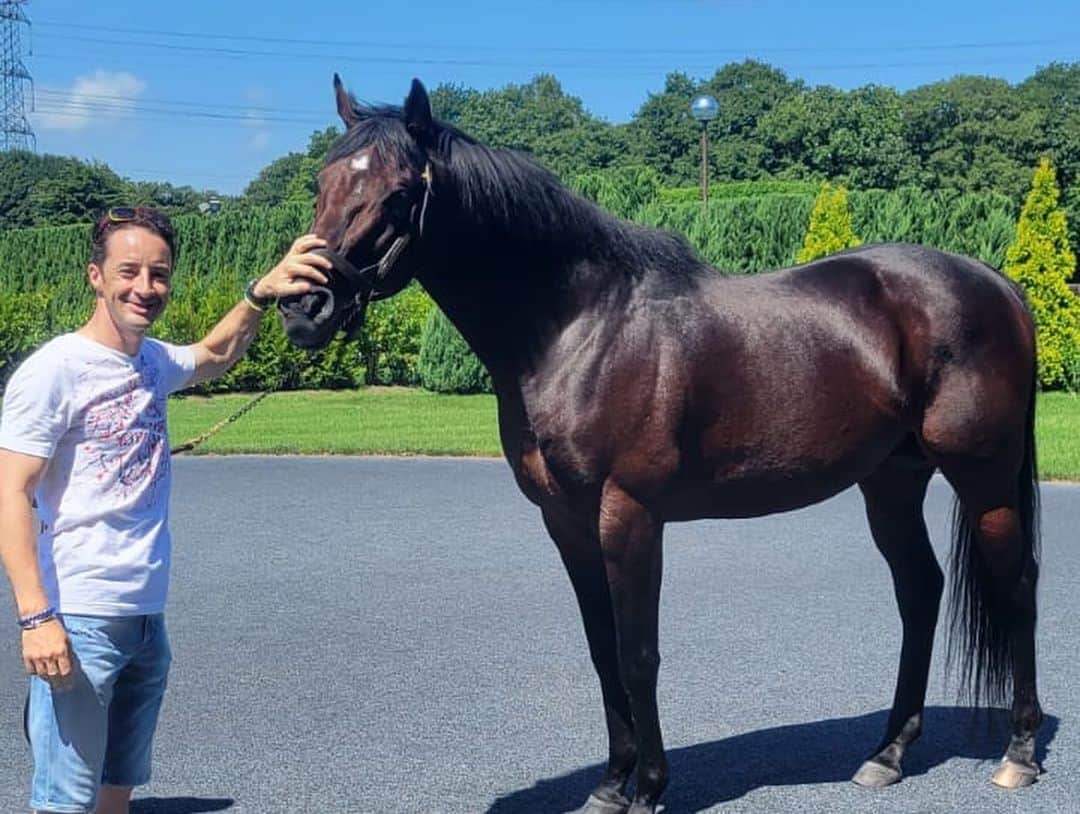 クリストフ・ルメールのインスタグラム：「Happy to meet my old partners #ReyDeOro#SatonoDiamond at Shadai Stallion . Great memories came out ! Thanks to the staff for presenting them under that heat 😅 @cl_by_c.lemaire  #ルメール#clbycルメール #jra#championhorses」