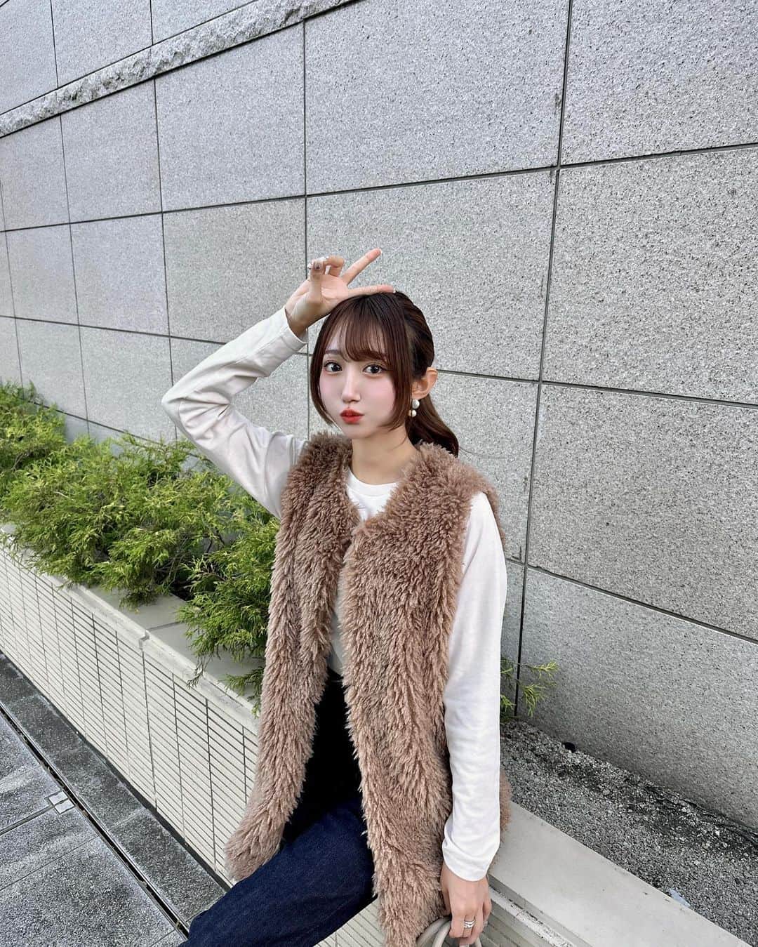Ayanaさんのインスタグラム写真 - (AyanaInstagram)「⏳💭 ⁡ もこもこコーデ♡♡ このファーベストの触り心地が最高すぎるの。 久しぶりにGUのデニム履いた🫢👖ファーベストと相性抜群♡ たまにはカジュアルコーデもどうですか💭 ⁡ vest : @angie_vintage_official  inner : @grl_official  pants : @gu_for_all_  ⁡ ファーベストはZOZOで¥1,000 off🦮🏴 ⁡ #プチプラ #プチプラコーデ #秋服 #秋服コーデ #angie #angie_vintage #angie_ootd  #ファーベスト #gu #ジーユー #デニムコーデ」8月24日 12時01分 - naalunlun