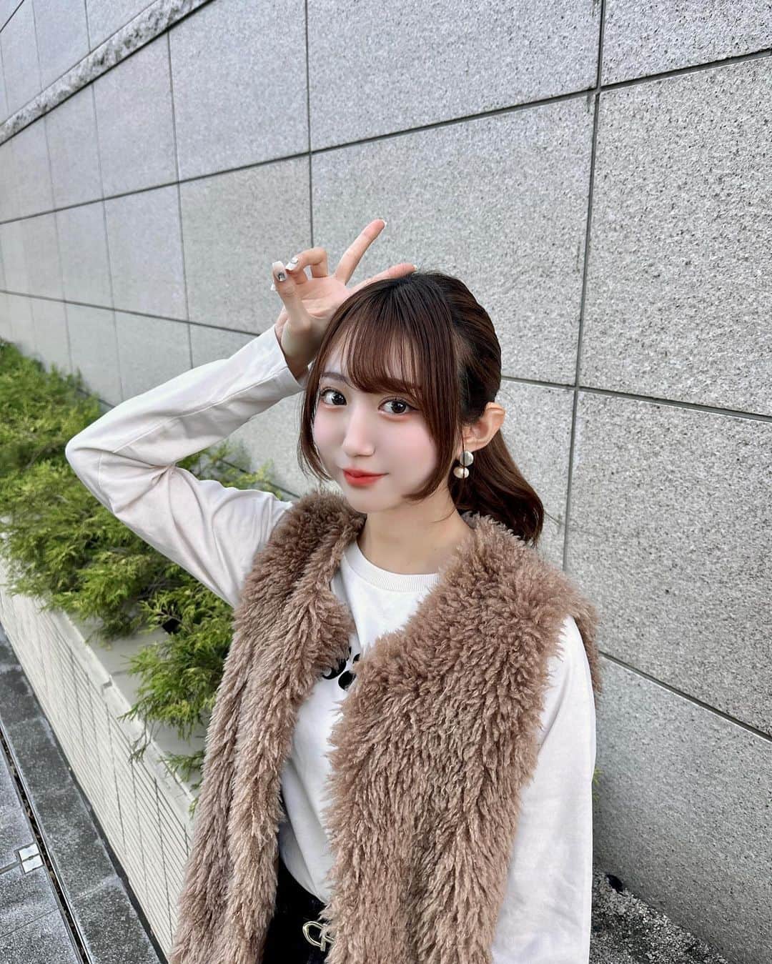 Ayanaさんのインスタグラム写真 - (AyanaInstagram)「⏳💭 ⁡ もこもこコーデ♡♡ このファーベストの触り心地が最高すぎるの。 久しぶりにGUのデニム履いた🫢👖ファーベストと相性抜群♡ たまにはカジュアルコーデもどうですか💭 ⁡ vest : @angie_vintage_official  inner : @grl_official  pants : @gu_for_all_  ⁡ ファーベストはZOZOで¥1,000 off🦮🏴 ⁡ #プチプラ #プチプラコーデ #秋服 #秋服コーデ #angie #angie_vintage #angie_ootd  #ファーベスト #gu #ジーユー #デニムコーデ」8月24日 12時01分 - naalunlun