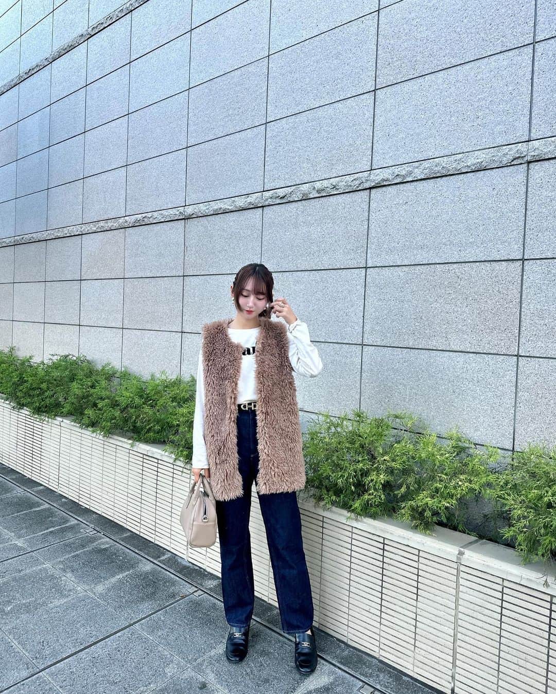 Ayanaさんのインスタグラム写真 - (AyanaInstagram)「⏳💭 ⁡ もこもこコーデ♡♡ このファーベストの触り心地が最高すぎるの。 久しぶりにGUのデニム履いた🫢👖ファーベストと相性抜群♡ たまにはカジュアルコーデもどうですか💭 ⁡ vest : @angie_vintage_official  inner : @grl_official  pants : @gu_for_all_  ⁡ ファーベストはZOZOで¥1,000 off🦮🏴 ⁡ #プチプラ #プチプラコーデ #秋服 #秋服コーデ #angie #angie_vintage #angie_ootd  #ファーベスト #gu #ジーユー #デニムコーデ」8月24日 12時01分 - naalunlun
