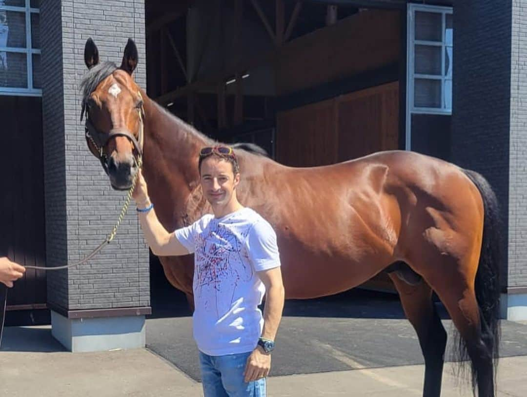 クリストフ・ルメールさんのインスタグラム写真 - (クリストフ・ルメールInstagram)「Happy to meet my old partners #ReyDeOro#SatonoDiamond at Shadai Stallion . Great memories came out ! Thanks to the staff for presenting them under that heat 😅 @cl_by_c.lemaire  #ルメール#clbycルメール #jra#championhorses」8月24日 12時01分 - christophelemaire_officiel