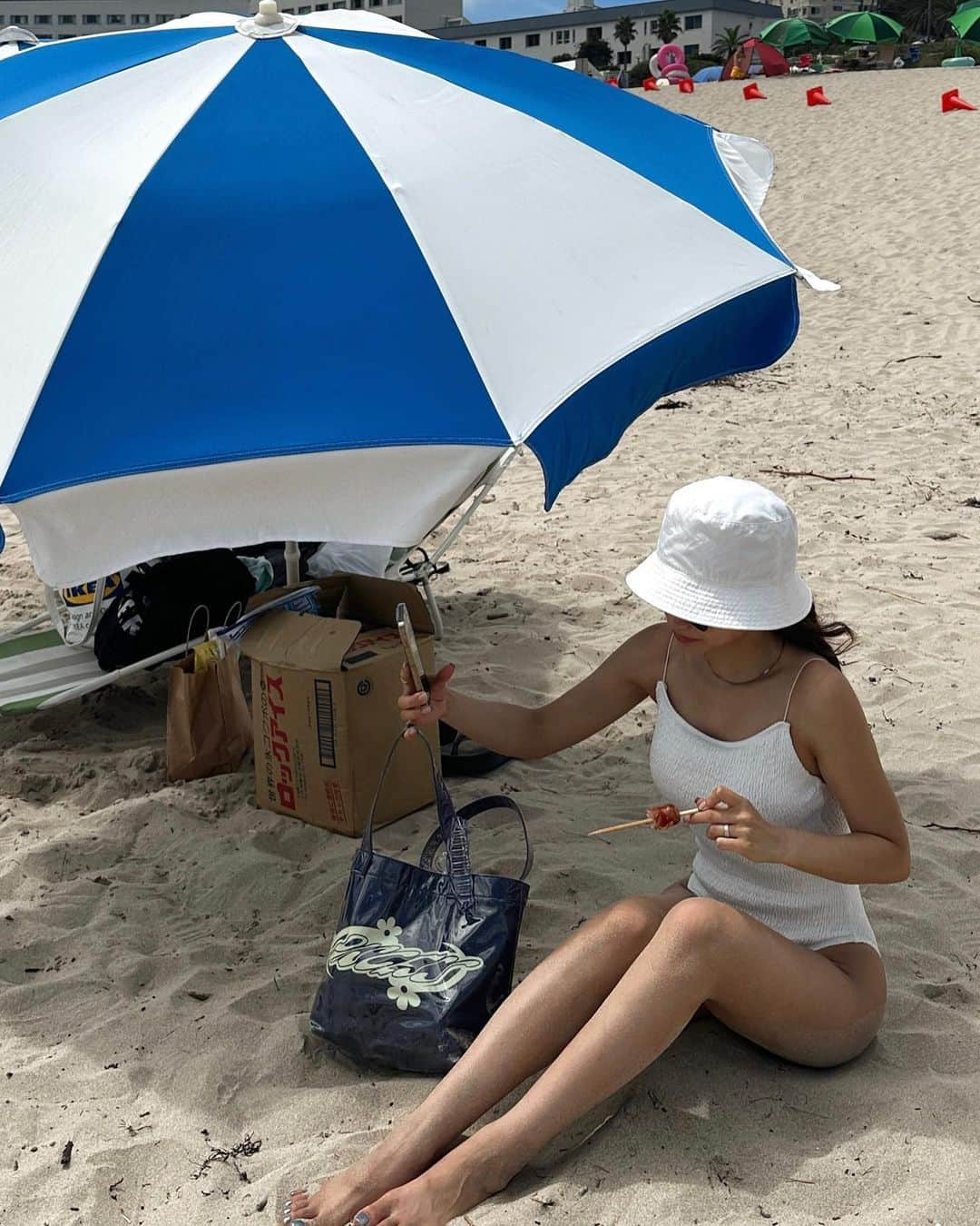 中嶋杏理さんのインスタグラム写真 - (中嶋杏理Instagram)「🌭⛱️🪼🌤️  社員旅行2日目はボディーボードやる予定だったから お腹まで隠れてるスイムスーツ🌊 @mizuasobi_official   スリムなストラップとシルエットで ホワイトでも全然ぼてっとしなかった🤍  バッグは濡れても大丈夫な素材と マチがしっかりしてる可愛いやつ😎 ここのブランド小物系も可愛い🌼  @piscess_official  @hana_official.kr  #piscessswimwear#パイシス#HANA   .」8月24日 11時55分 - anrinakajima