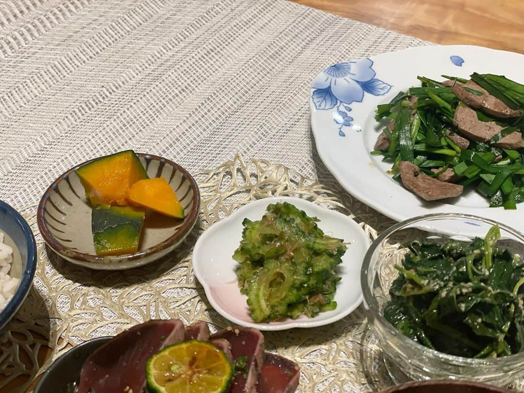 大戸千絵さんのインスタグラム写真 - (大戸千絵Instagram)「子供ご飯のついでに夫のご飯もアップします👌✨  鯖の磯辺揚げは夫も。 青魚の中でも、ダントツの栄養価をもつ鯖。 ただ青魚が苦手な私はあまり鯖の味が生きすぎると食べられなくて。けど鯖は置き去りにできないレベルの栄養価なので😭磯辺揚げのようにして仕上げました。  ※作り方 簡単に↓ 唐揚げ用カットされてるものを骨を丁寧に抜いて、塩麹に漬け込んでおき（買い物してすぐ）２０分はおいて、あおさ、片栗粉、卵の黄身、大さじ1くらいのマヨネーズで衣を作って揚げ焼き。って感じです。レパートリー悩んでたらやってみてください👩‍🍳  蒸しかぼちゃ ゴーヤのおかかあえ モロヘイヤのナムル ほうれん草とにんじんツナのサラダ レバニラ  味噌汁には豆腐、わかめ、えのき、とまと、にんじん  #アスリートフード#アスリート飯#魚レシピ#鯖レシピ」8月24日 11時56分 - chie_ohto