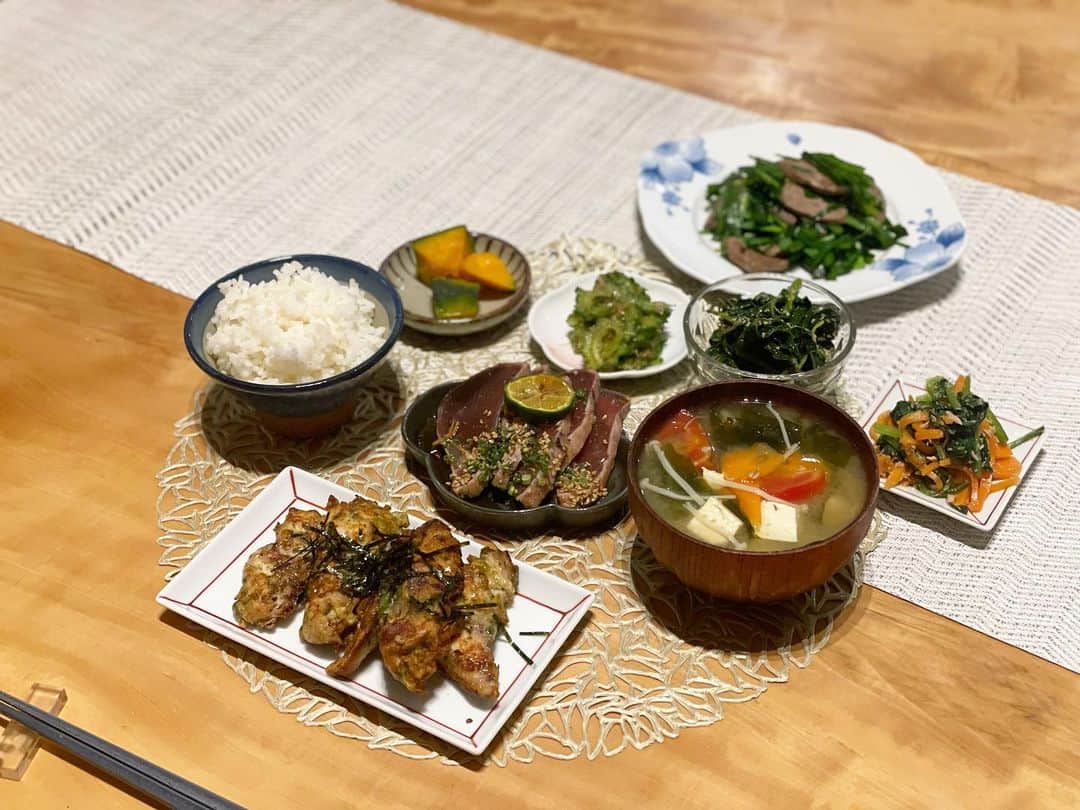 大戸千絵のインスタグラム：「子供ご飯のついでに夫のご飯もアップします👌✨  鯖の磯辺揚げは夫も。 青魚の中でも、ダントツの栄養価をもつ鯖。 ただ青魚が苦手な私はあまり鯖の味が生きすぎると食べられなくて。けど鯖は置き去りにできないレベルの栄養価なので😭磯辺揚げのようにして仕上げました。  ※作り方 簡単に↓ 唐揚げ用カットされてるものを骨を丁寧に抜いて、塩麹に漬け込んでおき（買い物してすぐ）２０分はおいて、あおさ、片栗粉、卵の黄身、大さじ1くらいのマヨネーズで衣を作って揚げ焼き。って感じです。レパートリー悩んでたらやってみてください👩‍🍳  蒸しかぼちゃ ゴーヤのおかかあえ モロヘイヤのナムル ほうれん草とにんじんツナのサラダ レバニラ  味噌汁には豆腐、わかめ、えのき、とまと、にんじん  #アスリートフード#アスリート飯#魚レシピ#鯖レシピ」