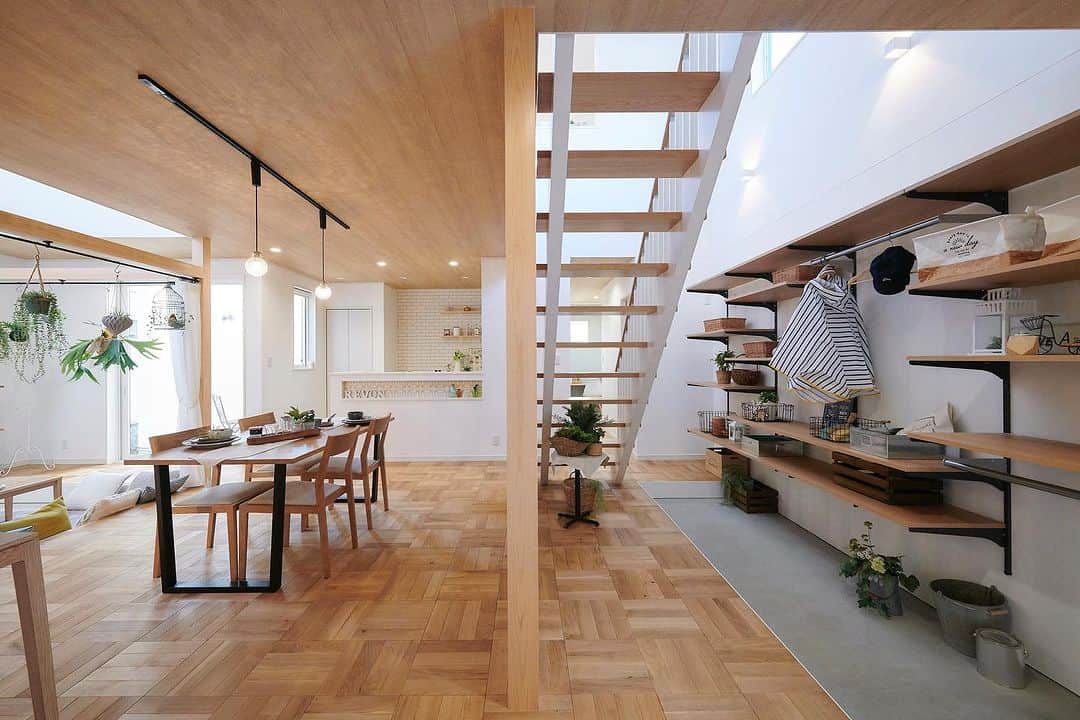エステージ株式会社のインスタグラム：「🏠#マネしたくなる家づくり  吹き抜けを採用した開放感溢れる玄関は 長く伸びた土間もポイントのひとつ✨ 土間に沿うように壁面収納も設け 見せる収納も楽しめます！🥰  建具は設けず玄関からLDKまで 繋がりを感じられる空間に✨  シリーズ■ReVoN ┈┈┈┈┈┈┈┈┈┈┈┈┈┈┈┈┈┈┈┈┈  モデルハウス来場予約・資料請求は ▶︎@estage_estage ⁡  プロフィールリンクのHPよりお問い合わせください！ ┈┈┈┈┈┈┈┈┈┈┈┈┈┈┈┈┈┈┈┈┈  🅈🄾🅄🅃🅄🄱🄴でルームツアー公開中  ハイライトのリンクからご視聴お待ちしてます🌿  千葉・茨城で家を建てるなら #エステージ　 毎週末モデルハウス見学会開催！🏠✨  #エステージ #estage #マイホーム計画中の人と繋がりたい #千葉注文住宅 #千葉県#ハウスメーカー #注文住宅 #エステージ施工事例 #注文住宅新築 #四角い家 #インテリア #インテリアコーディネート #マイホーム作り #マイホーム #ローコスト住宅 #おしゃれな家 #玄関 #玄関収納 #玄関インテリア」