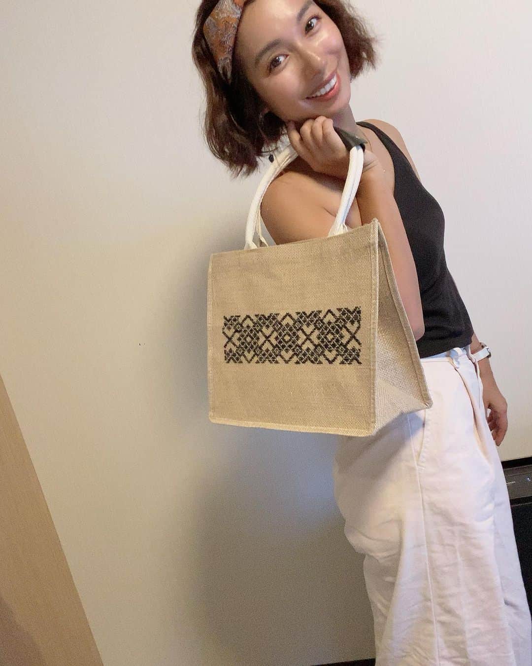 エマ中岡優姫のインスタグラム：「@yuzunoito で 購入したバッグが あまりにも可愛すぎて プライベートだけじゃなくて お仕事にも使ってます🥳💕 サニちゃんは白のやつが よかったみたいだけど やっぱりママはこの柄が いいなー💕ということで😂❤️ すっかり @yuzunoito ファンです🥴🫶 写真はサニ坊が撮ってくれました🥰 #こぎん刺し  #バッグ」