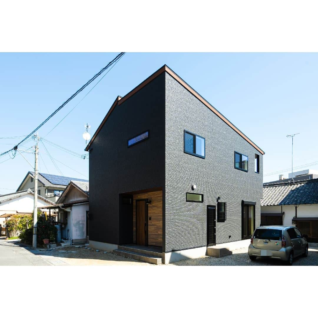 はりまの家さんのインスタグラム写真 - (はりまの家Instagram)「楽しい時間を創る家 施工：平林建築工房株式会社 @hk.kenchikukoubou   ‥‥‥‥‥‥‥‥‥‥  キッチンから洗面脱衣室へ真っすぐつながる動線で毎日の家事を少しでも”ラク”に快適にこなせるお家。 リビングの壁一面にレッドシダーを張ったり、1階の趣味部屋にはアカシアのカウンターを取り付けたり、個性あふれる世界に一つだけのお家が完成しました。  ‥‥‥‥‥‥‥‥‥‥  お家を建てたいなら【#はりまの家】をチェック♪  ・気になる建築会社へまとめて一括資料請求ができる！ ・お好みの資料やカタログももらえます！ ・播磨エリアの住宅イベント情報満載！申込みもできます。 ・モデルハウスで会社のこだわりをチェック！見学予約もはりまの家から♪ ・掲載施工事例1000件以上で建築会社の特徴がわかります  @harimanoie からWEBサイトへGO！  ‥‥‥‥‥‥‥‥‥‥  #平林建築工房株式会社 #平林建築工房 #赤穂市工務店 #赤穂市住宅会社 #赤穂市 #動線 #生活動線 #家事動線 #家事ラク #レッドシダー #アカシア #新築 #新築一戸建て #注文住宅 #施工事例 #マイホーム #家づくり #家づくりアイデア #家づくり計画 #家づくり計画中 #マイホーム計画 #マイホーム計画中 #家づくり記録 #後悔しない家づくり」8月24日 12時00分 - harimanoie